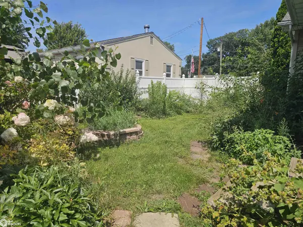 1325 Huntington RD, Waterloo, IA 50701