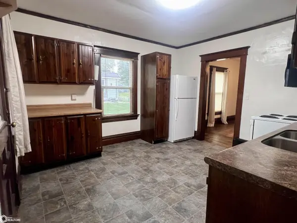 704 J AVE, Grundy Center, IA 50638