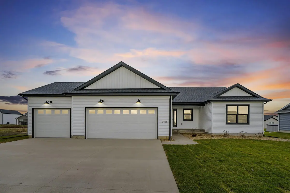 2721 Autumn Woods DR, Cedar Falls, IA 50613