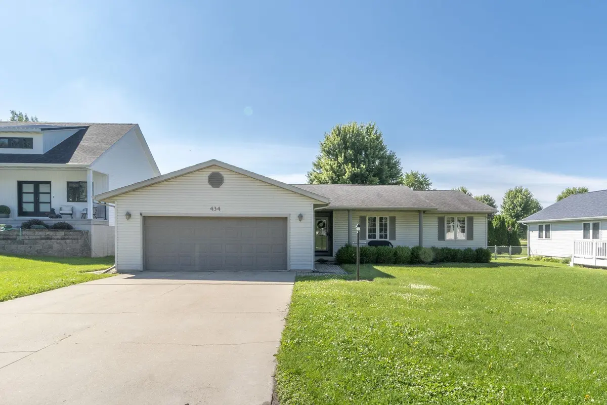 434 Amber LN, Elk Run Heights, IA 50707