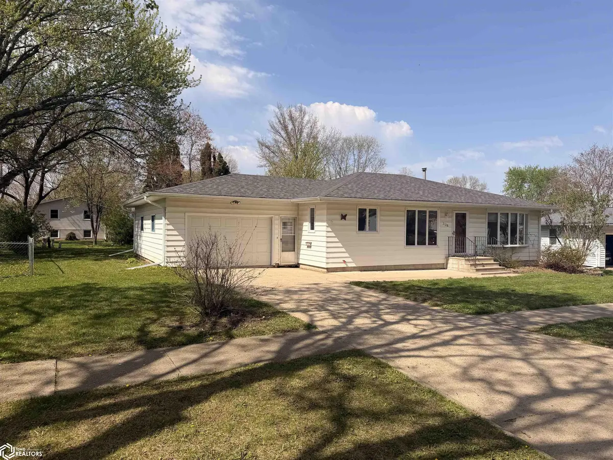 2128 W Bremer AVE, Waverly, IA 50677