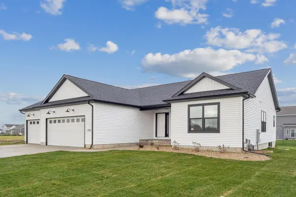 2721 Autumn Woods DR, Cedar Falls, IA 50613