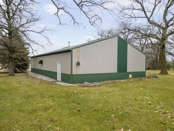 1963 118th ST, Hazleton, IA 50641