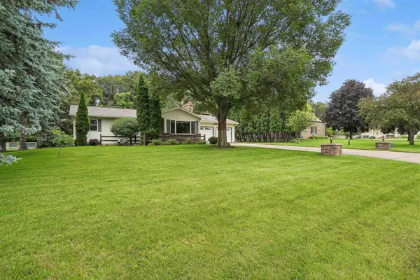 1302 Round Horn ST, Waverly, IA 50677