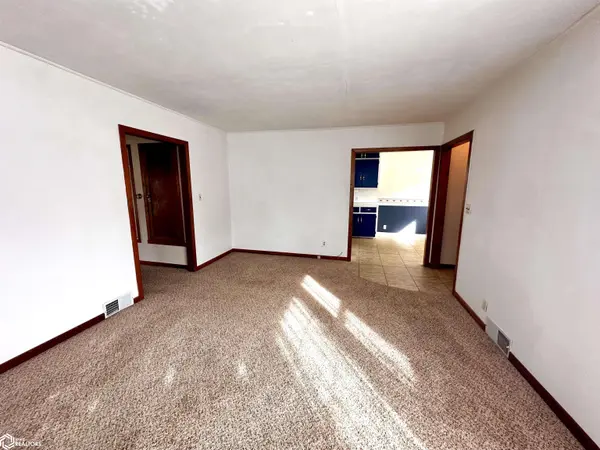 118 E 6Th ST, Kanawha, IA 50447