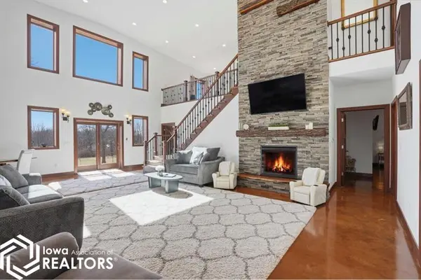 886 Henik RD, Mount Vernon, IA 52314