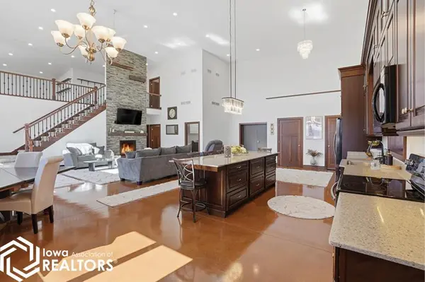 886 Henik RD, Mount Vernon, IA 52314