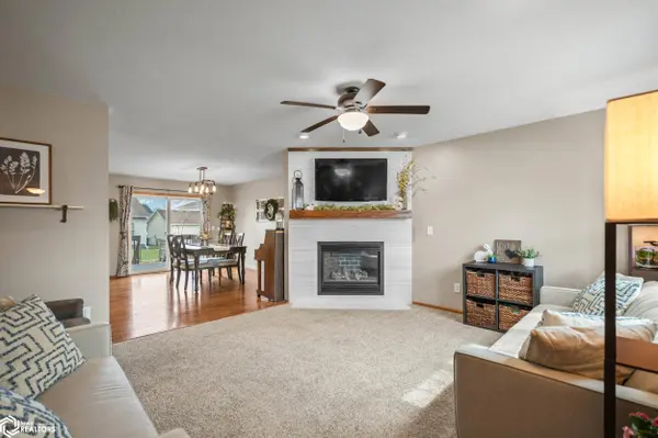 12323 Tanglewood DR, Urbandale, IA 50323
