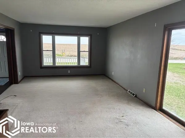 2037 Ivanhoe RD, Ely, IA 52227-9523