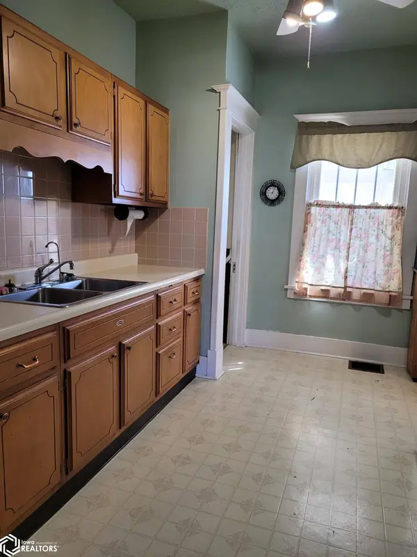 205 N Barnes ST, What Cheer, IA 50268