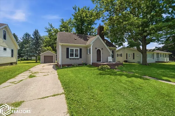 221 W Maple ST, Hubbard, IA 50122