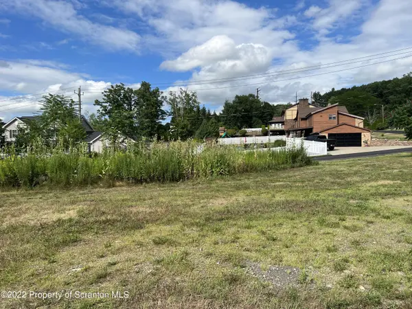 1008 Lucas DR, Blakely, PA 18447