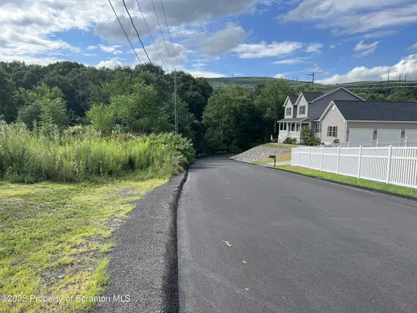1008 Lucas DR, Blakely, PA 18447
