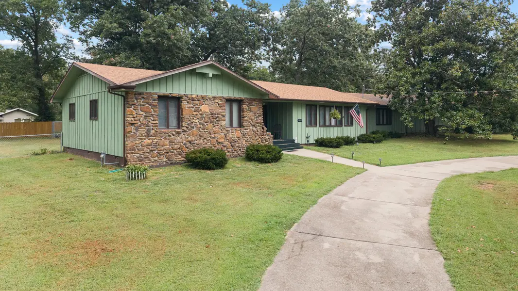 1017 Chinquapin ST, Cassville, MO 65625