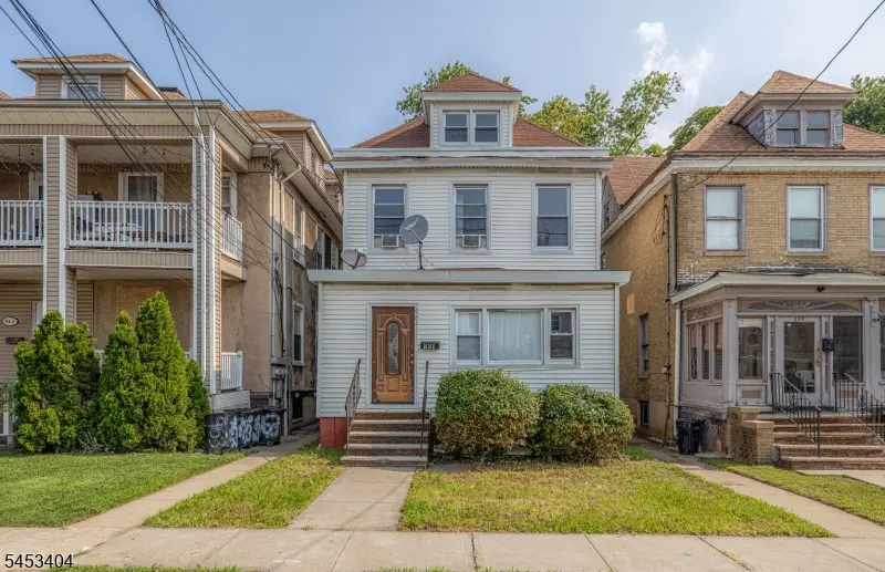961 Lafayette St, Elizabeth City, NJ 07201