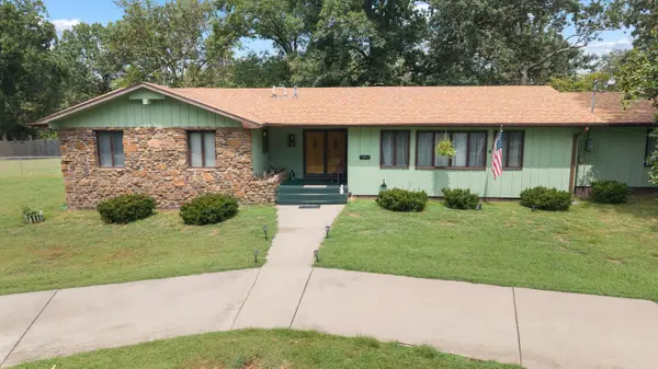 1017 Chinquapin ST, Cassville, MO 65625