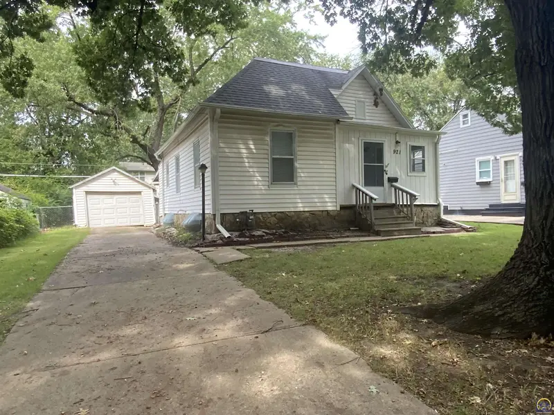 921 SW Frazier AVE, Topeka, KS 66606
