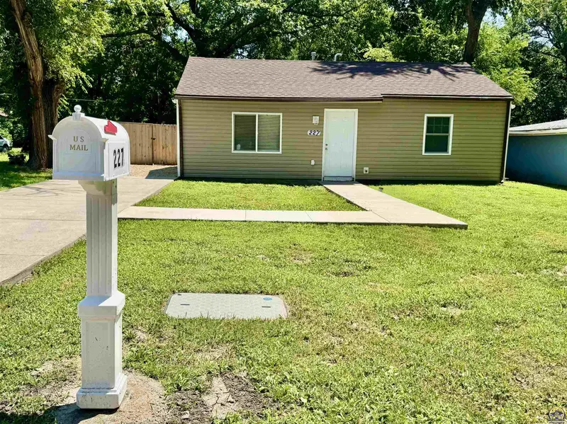 227 SE 33rd TER, Topeka, KS 66605