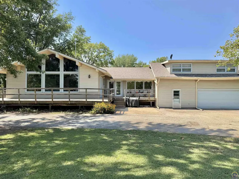 7482 Hilldale RD, Ozawkie, KS 66070