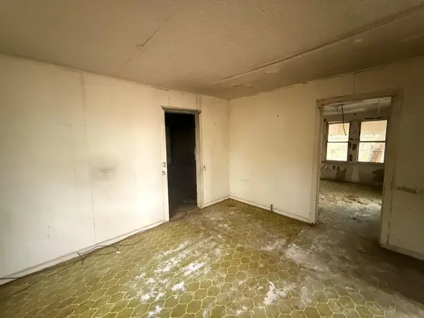 918 S Brazos ST, Lockhart, TX 78644