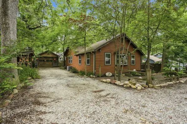 1307 Redwing RD, Valparaiso, IN 46383