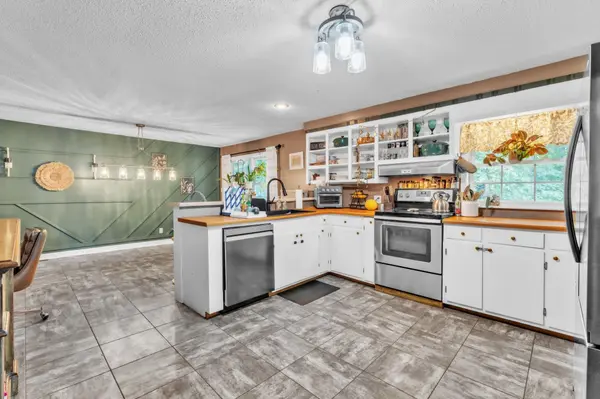 204 Collinwood LN, Taylors, SC 29687