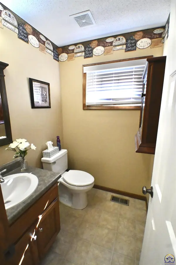 2522 SW Windermere CT, Topeka, KS 66614