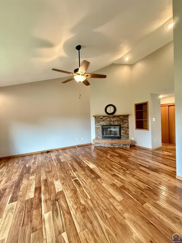 6506 Crescent Rim DR, Ozawkie, KS 66070
