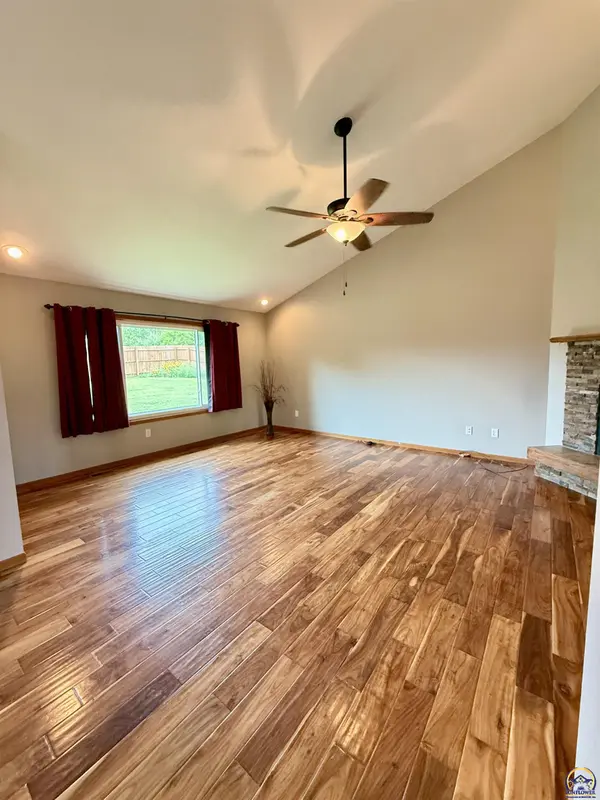6506 Crescent Rim DR, Ozawkie, KS 66070