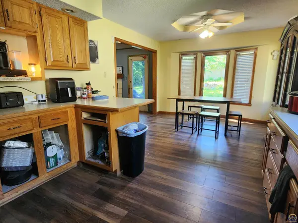 6741 SW Hamptonshire LN, Topeka, KS 66614