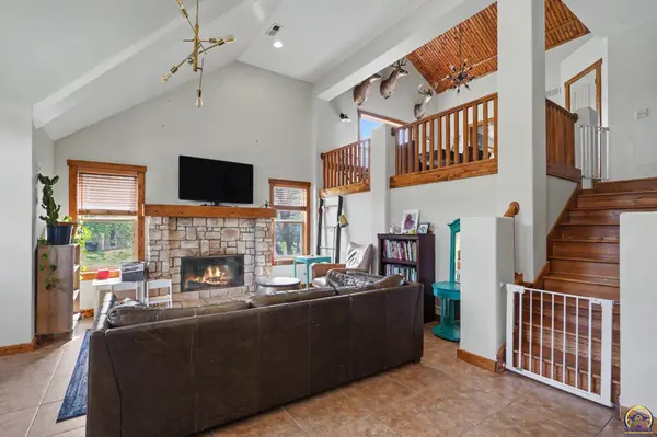 881 N 1928 Rd, Lecompton, KS 66050-4126
