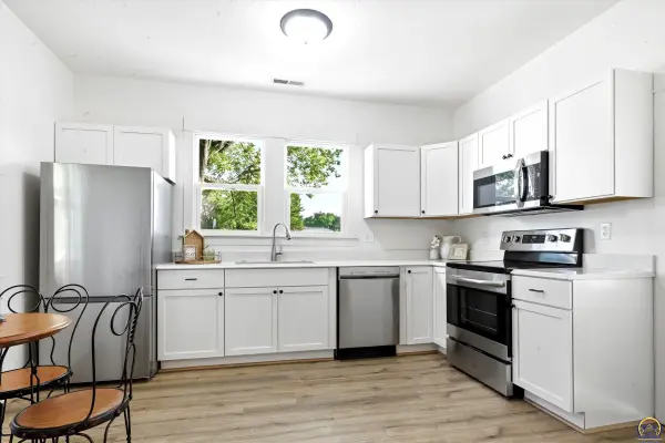 402 N 6th St, Osage City, KS 66523