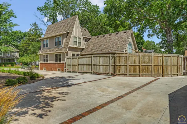 1618 SW High AVE, Topeka, KS 66604
