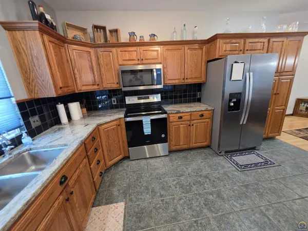 1143 SW Red Oaks PL, Topeka, KS 66615