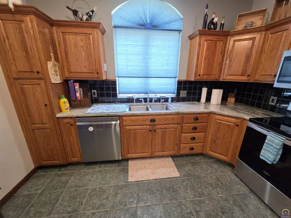 1143 SW Red Oaks PL, Topeka, KS 66615