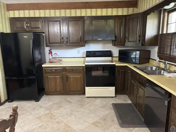 2114 SW Llandovery LN, Topeka, KS 66614