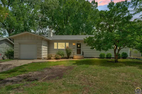 1810 SW Kent PL, Topeka, KS 66604