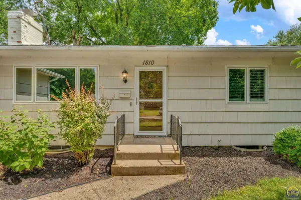 1810 SW Kent PL, Topeka, KS 66604