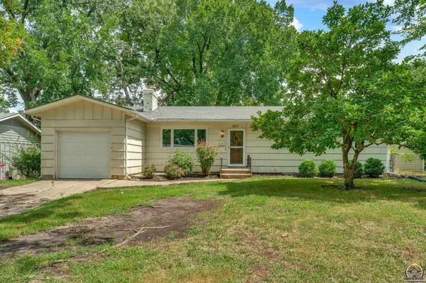 1810 SW Kent PL, Topeka, KS 66604
