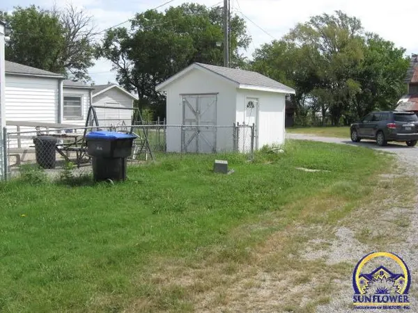1028 SE 53rd St, Topeka, KS 66609