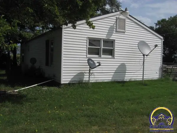 1028 SE 53rd St, Topeka, KS 66609