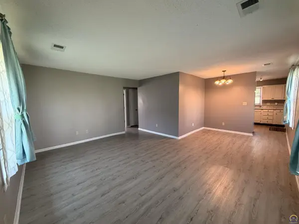 6129 NW Rochester RD, Topeka, KS 66617