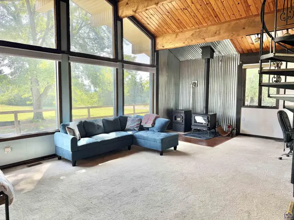 7482 Hilldale RD, Ozawkie, KS 66070