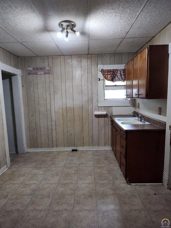 609 West ST, Holton, KS 66436