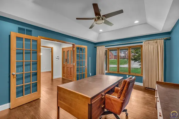 325 SW Whitehall LN, Topeka, KS 66606