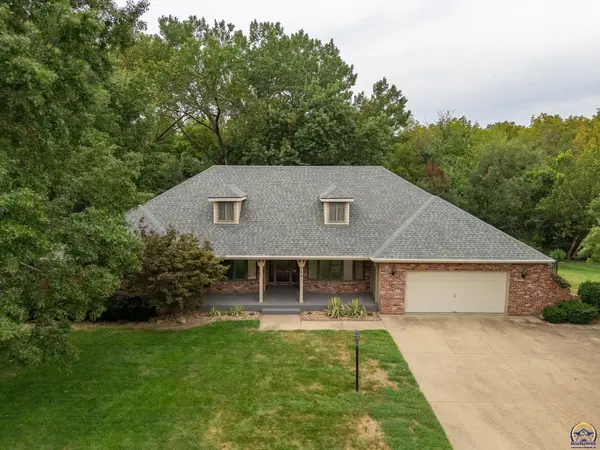 325 SW Whitehall LN, Topeka, KS 66606