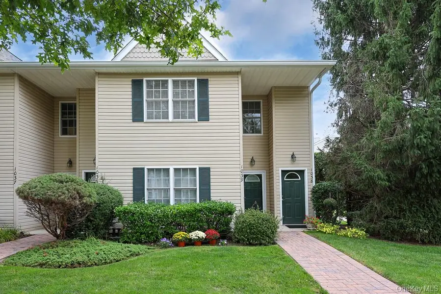 1039 Savoy DR, Melville, NY 11747
