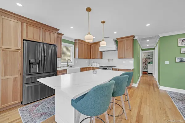 257 N Alleghany AVE, Lindenhurst, NY 11757