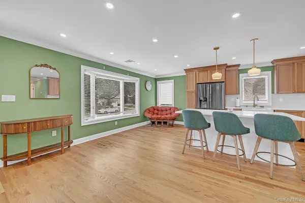 257 N Alleghany AVE, Lindenhurst, NY 11757