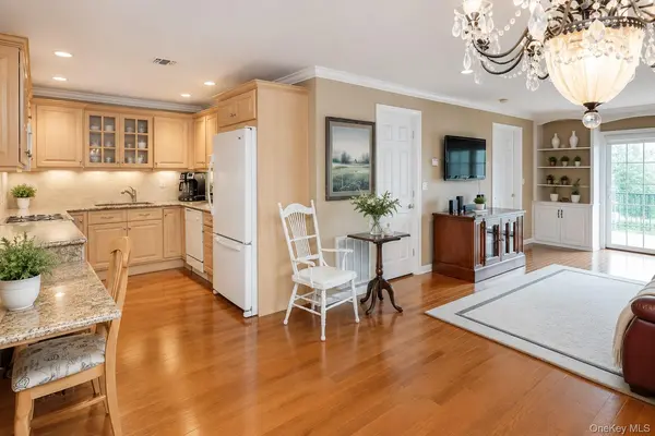 1039 Savoy DR, Melville, NY 11747